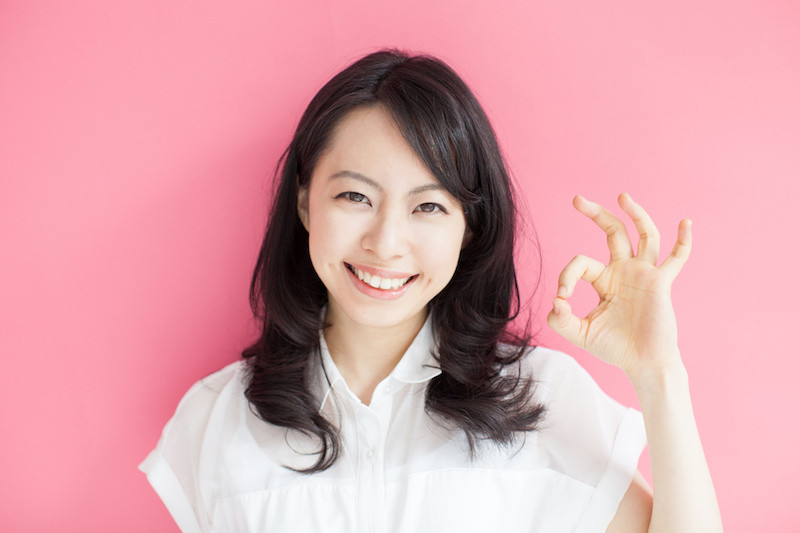 OKマークを指で作った女性